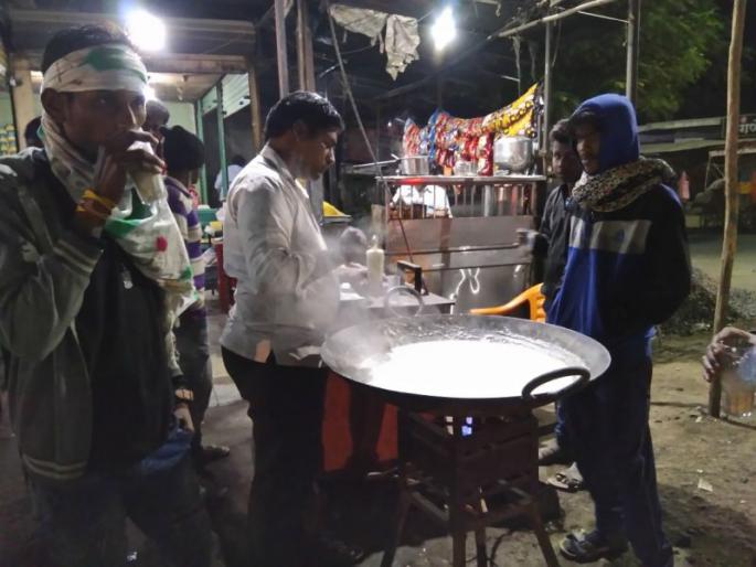 famouse dryfruit milk in magalurupiri | VIDEO- मंगरुळपीरच्या सुकामेवायुक्त दुधासाठी ‘वेटींग, बस थांबून प्रवासी घेताहेत आस्वाद