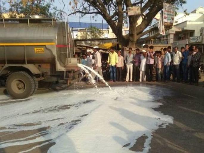 pune police takes custody of Swabhimani Shetkari Sanghatanas activists | स्वाभिमानी शेतकरी संघटनेच्या कार्यकर्त्यांना पोलिसांनी घेतलं ताब्यात pune police takes custody of Swabhimani Shetkari Sanghatanas activists | स्वाभिमानी शेतकरी संघटनेच्या कार्यकर्त्यांना पोलिसांनी घेतलं ताब्यात