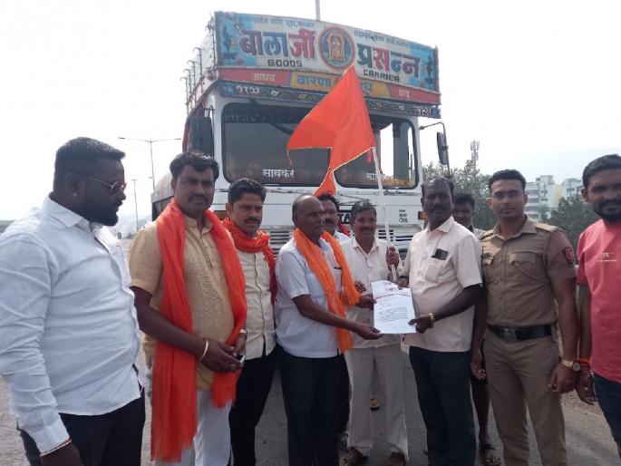 Shiv Sena Thackeray group blocked tanker on highway for milk price, warned to enter dairy | Satara: दूध दरासाठी शिवसेना ठाकरे गटाने महामार्गावरच टॅंकर अडविले, डेअरीत घुसण्याचा दिला इशारा