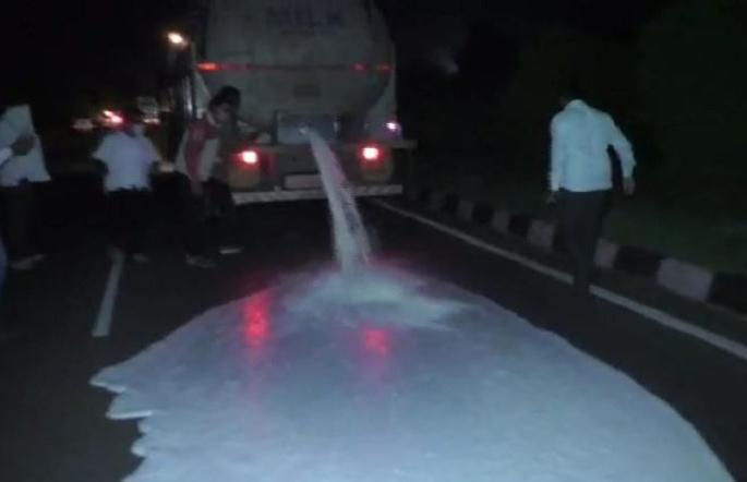 Activists of Swabhimani Shetkari Sanghatana smashed a milk tanker ... | दूध तापलं! स्वाभिमानी शेतकरी संघटनेच्या कार्यकर्त्यांनी दुधाचा टँकर फोडला... Activists of Swabhimani Shetkari Sanghatana smashed a milk tanker ... | दूध तापलं! स्वाभिमानी शेतकरी संघटनेच्या कार्यकर्त्यांनी दुधाचा टँकर फोडला...