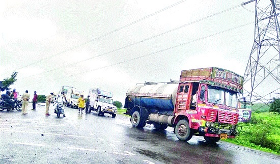 Attempts to light the tank of Kalamba, and the Swabhimani Sanghatana's flags | कळंबला टँकर पेटविण्याचा प्रयत्न, स्वाभिमानी संघटनेचे झेंडे ताब्यात Attempts to light the tank of Kalamba, and the Swabhimani Sanghatana's flags | कळंबला टँकर पेटविण्याचा प्रयत्न, स्वाभिमानी संघटनेचे झेंडे ताब्यात