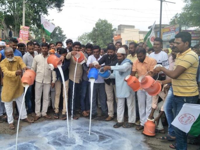 mumbai grahak panchayat demands strong action against agitators who waste milk during agitation | दुधाची नासाडी करणाऱ्यांवर कठोर कारवाई करा; मुंबई ग्राहक पंचायतीची मुख्यमंत्र्यांकडे मागणी mumbai grahak panchayat demands strong action against agitators who waste milk during agitation | दुधाची नासाडी करणाऱ्यांवर कठोर कारवाई करा; मुंबई ग्राहक पंचायतीची मुख्यमंत्र्यांकडे मागणी