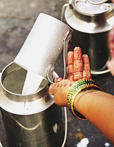 Milk becomes cheaper than water; Producers broke down: milk prices question | पाण्यापेक्षा दूध झाले स्वस्त; उत्पादकांचे कंबरडे मोडले : दूधदर प्रश्न