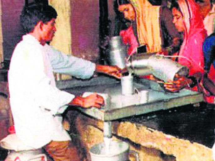 The fall in milk prices has also offset the cost to producers | दूधाचे दर घसरल्याने उत्पादकांचा खर्चही फिटेना