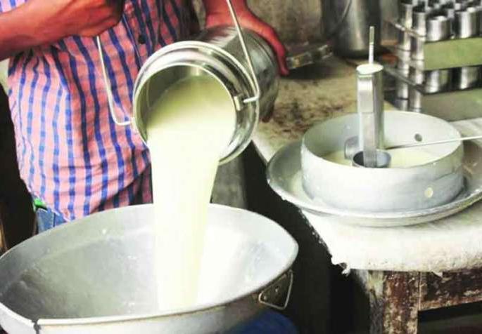 Milk producers in trouble; Rs 2 reduction in purchase price of cow's milk again | दूध उत्पादक अडचणीत; गाईच्या दूध खरेदी दरात पुन्हा दोन रुपयांची कपात