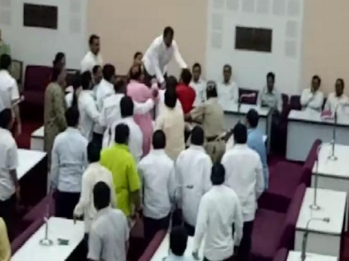 MIM corporator, who denies Vajpayee's condolences, assaulted BJP members | वाजपेयींच्या श्रद्धांजलीला नकार देणाऱ्या एमआयआम नगरसेवकास भाजप सदस्यांची मारहाण  