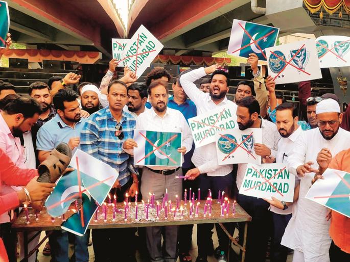 'Voice has come from Kashmir, Hindu-Muslim brother brother';In Chhatrapati Sambhajinagar AIMIM burns Pakistan flag while raising slogans | ‘कश्मीर से आवाज आयी, हिंदू-मुस्लीम भाई भाई’; एमआयएमने जाळला पाकिस्तानचा झेंडा 'Voice has come from Kashmir, Hindu-Muslim brother brother';In Chhatrapati Sambhajinagar AIMIM burns Pakistan flag while raising slogans | ‘कश्मीर से आवाज आयी, हिंदू-मुस्लीम भाई भाई’; एमआयएमने जाळला पाकिस्तानचा झेंडा