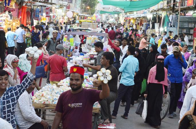 The crowd for shopping for saris along with haired shops in Meena market | मीना बाजारात हैैदराबादी बांगड्यांसह साड्या खरेदीसाठी गर्दी The crowd for shopping for saris along with haired shops in Meena market | मीना बाजारात हैैदराबादी बांगड्यांसह साड्या खरेदीसाठी गर्दी