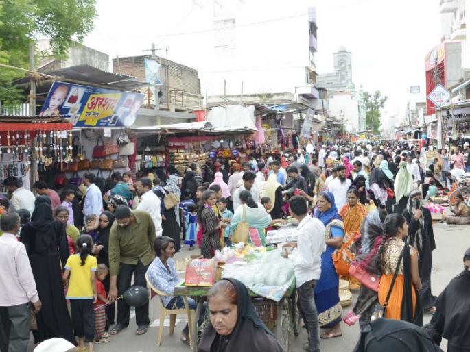 The Meena Bazar of Solapur is going to buy Ramzan Eid | रमजान ईदच्या खरेदीसाठी सोलापूरातील मीना बाजार गजबजला The Meena Bazar of Solapur is going to buy Ramzan Eid | रमजान ईदच्या खरेदीसाठी सोलापूरातील मीना बाजार गजबजला