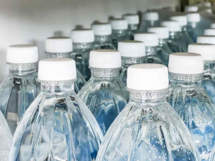 FSSAI has put packaged drinking and mineral water in the high risk food category | बाटलीबंद पाणी आरोग्यासाठी घातक! मिनरल वॉटरच्या नावावर २० रुपयांना विकलं जातं 'विष' FSSAI has put packaged drinking and mineral water in the high risk food category | बाटलीबंद पाणी आरोग्यासाठी घातक! मिनरल वॉटरच्या नावावर २० रुपयांना विकलं जातं 'विष'