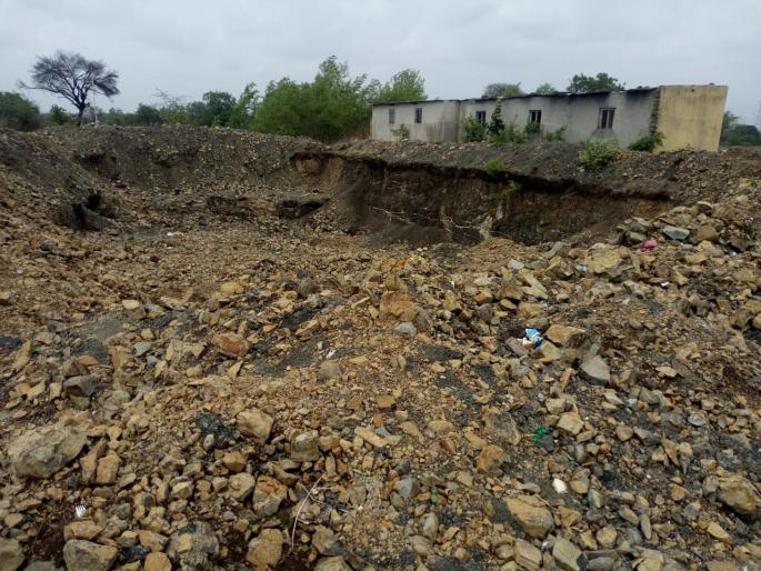 Thousands of brass murum theft from e-class land |  ई-क्लास जमिनीवरून हजारो ब्रास मुरुमाची चोरी   Thousands of brass murum theft from e-class land |  ई-क्लास जमिनीवरून हजारो ब्रास मुरुमाची चोरी