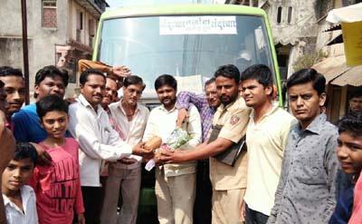 Travelers celebrate celebration | प्रवाशांनी साजरा केला आनंदोत्स Travelers celebrate celebration | प्रवाशांनी साजरा केला आनंदोत्स