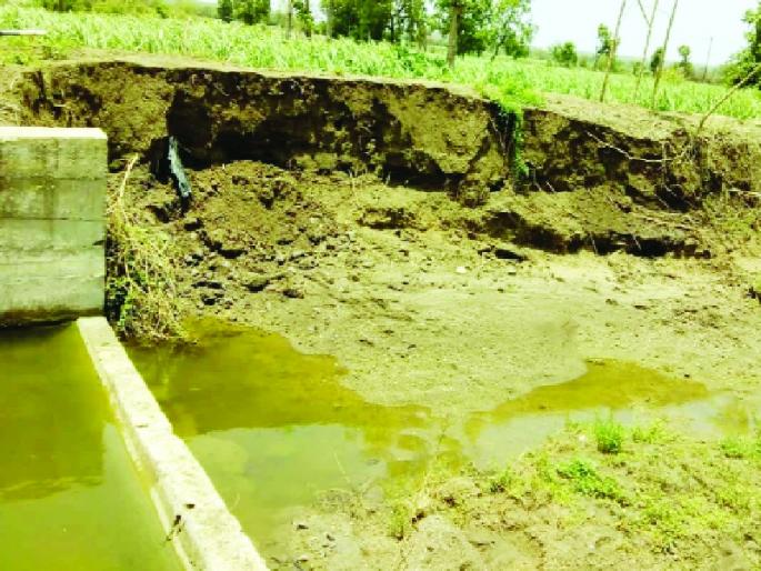 The rain broke Borde Shivaraya bhandare | पावसाने बारड शिवारातील बंधारे खरडले