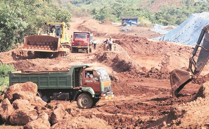 Pushback to police in Sangola; Charges filed against nine persons, four arrested | सांगोल्यात पोलिसांना धक्काबुक्की; नऊ जणांविरूध्द गुन्हा दाखल, चौघे अटकेत