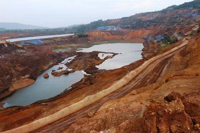Due to the closure of the mining companies, 70 children are deprived of the school | खाण कंपन्यांनी वाहतूक बंद केल्याने 70 मुले शाळेपासून वंचित Due to the closure of the mining companies, 70 children are deprived of the school | खाण कंपन्यांनी वाहतूक बंद केल्याने 70 मुले शाळेपासून वंचित