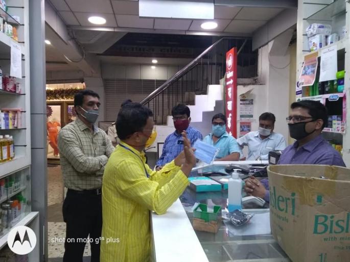 Lokmat Impact: The ministers themselves hit the pharmacies | लोकमत इम्पॅक्ट : स्वत: मंत्र्यांनीच दिली फार्मसींवर धडक Lokmat Impact: The ministers themselves hit the pharmacies | लोकमत इम्पॅक्ट : स्वत: मंत्र्यांनीच दिली फार्मसींवर धडक