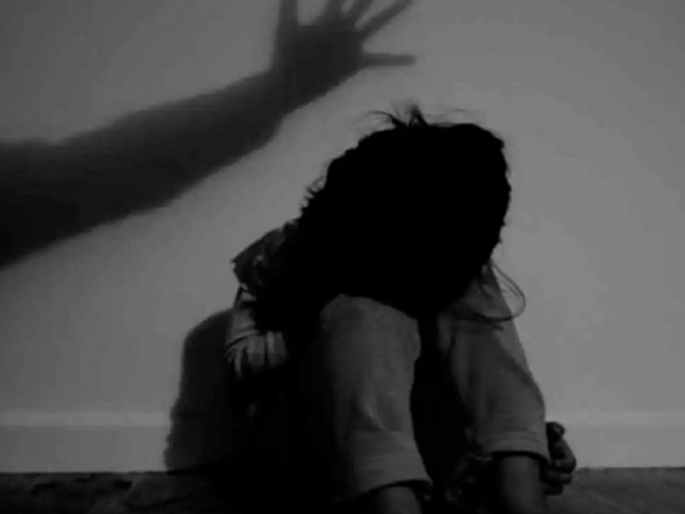 Beed shocked! A three-year-old girl raped who was begging | बीड हादरले! भीक मागणाऱ्या तीन वर्षांच्या चिमुरडीवर अत्याचार Beed shocked! A three-year-old girl raped who was begging | बीड हादरले! भीक मागणाऱ्या तीन वर्षांच्या चिमुरडीवर अत्याचार