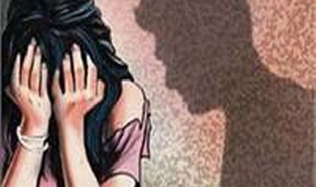 Rapist director of education institute absconding | शिक्षण संस्थेचा बलात्कारी संचालक फरार Rapist director of education institute absconding | शिक्षण संस्थेचा बलात्कारी संचालक फरार