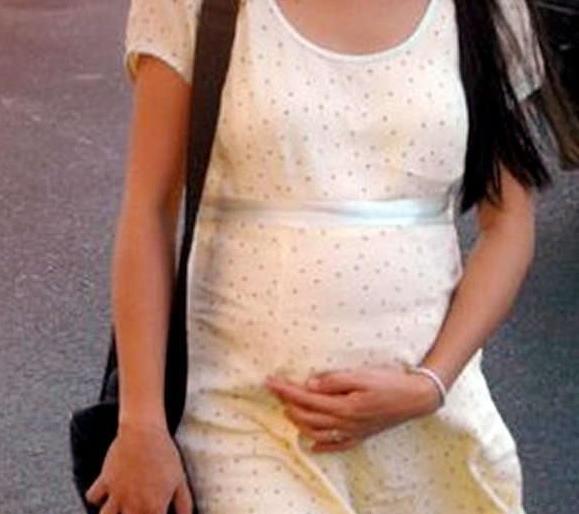 Pregnancy of a young woman through a love affair; Beloved fugitive | प्रेमसंबंधातून अल्पवयीन तरुणीला गर्भधारणा; प्रियकर फरार Pregnancy of a young woman through a love affair; Beloved fugitive | प्रेमसंबंधातून अल्पवयीन तरुणीला गर्भधारणा; प्रियकर फरार