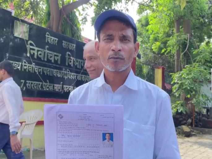 Mintu Paswan reaches Bihar Election Commission with documents, as he was declared dead in the voters' draft list | "साहेब मी जिवंत आहे..."; मतदार यादीत ज्याला मृत घोषित केले, तो थेट निवडणूक कार्यालयात पोहचला