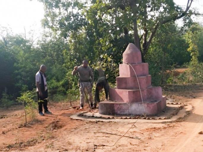Police demolish Maoist memorial in Pengunda | पेनगुंडात माओवाद्यांचे स्मारक पोलिसांनी केले उद्धवस्त Police demolish Maoist memorial in Pengunda | पेनगुंडात माओवाद्यांचे स्मारक पोलिसांनी केले उद्धवस्त