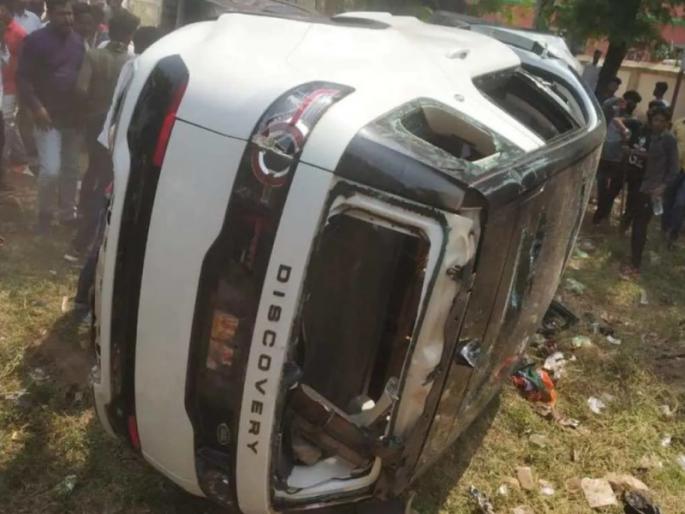 In Odisha, 22 people were crushed by an MLA's car | ओडिशात आमदाराच्या गाडीने २२ जणांना चिरडले; जखमींमध्ये सात पोलिसांचा समावेश In Odisha, 22 people were crushed by an MLA's car | ओडिशात आमदाराच्या गाडीने २२ जणांना चिरडले; जखमींमध्ये सात पोलिसांचा समावेश