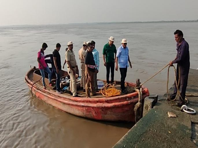 Search mission in Bhayander Bay to find Shraddha's mobile phone | श्रद्धाचा मोबाईल शोधण्यासाठी भाईंदर खाडीत शोध मोहीम Search mission in Bhayander Bay to find Shraddha's mobile phone | श्रद्धाचा मोबाईल शोधण्यासाठी भाईंदर खाडीत शोध मोहीम