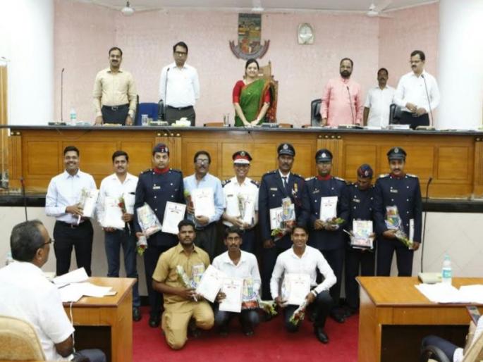 Honored in the General Assembly by the Mayor of 17 officers and employees | त्या १७ अधिकारी व कर्मचाऱ्यांचा महापौरांच्या हस्ते महासभेत सत्कार Honored in the General Assembly by the Mayor of 17 officers and employees | त्या १७ अधिकारी व कर्मचाऱ्यांचा महापौरांच्या हस्ते महासभेत सत्कार