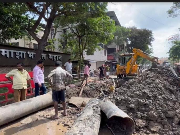 Mira Bhayander: The road in front of the Navghar police station was tired and cracked; The two municipal departments point fingers at each other | नवघर पोलीस ठाण्यासमोरचा रस्ता खचून तडे पडले; पालिकेच्या दोन विभागांची एकमेकांकडे बोटे Mira Bhayander: The road in front of the Navghar police station was tired and cracked; The two municipal departments point fingers at each other | नवघर पोलीस ठाण्यासमोरचा रस्ता खचून तडे पडले; पालिकेच्या दोन विभागांची एकमेकांकडे बोटे