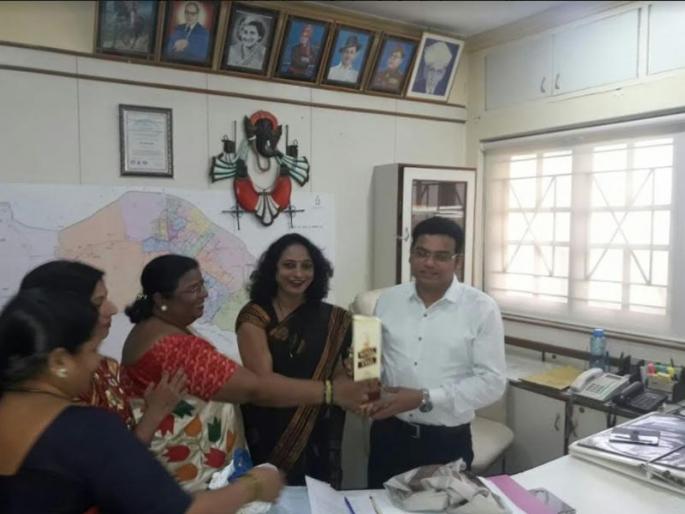 Giving an alternative space for the bar, Shiv Sena's women's alliance gifted an ammunition bottle to the engineer | बारसाठी पर्यायी जागा दिल्याने शिवसेनेच्या महिला आघाडीने अभियंत्याला दिली दारुची बाटली भेट