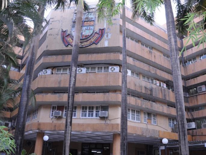 Protection of the municipality to encroachments? There were illegal godowns, huts in the Mira-Bhayander Municipal Corporation premises | अतिक्रमणांना पालिकेचे संरक्षण कायम? मीरा - भाईंदर महापालिकेच्या जागेतील बेकायदा गोदामे, झोपड्या जैसे थे