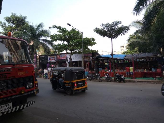 Bamboo Protection from Fireworks Stores in Fireworks Shop | पालिकेकडून यंदाच्या दिवाळीत फटाक्यांच्या दुकानांना बंबगाड्यांचे संरक्षण Bamboo Protection from Fireworks Stores in Fireworks Shop | पालिकेकडून यंदाच्या दिवाळीत फटाक्यांच्या दुकानांना बंबगाड्यांचे संरक्षण