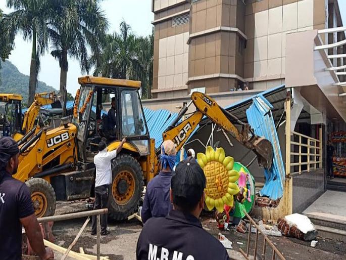 After the aggression of the Agrari community, the MBMC finally took action on hotel | आगरी समाजाच्या आक्रमकतेनंतर अखेर 'त्या' हॉटेलच्या पत्रा शेडवर पालिकेची कारवाई After the aggression of the Agrari community, the MBMC finally took action on hotel | आगरी समाजाच्या आक्रमकतेनंतर अखेर 'त्या' हॉटेलच्या पत्रा शेडवर पालिकेची कारवाई