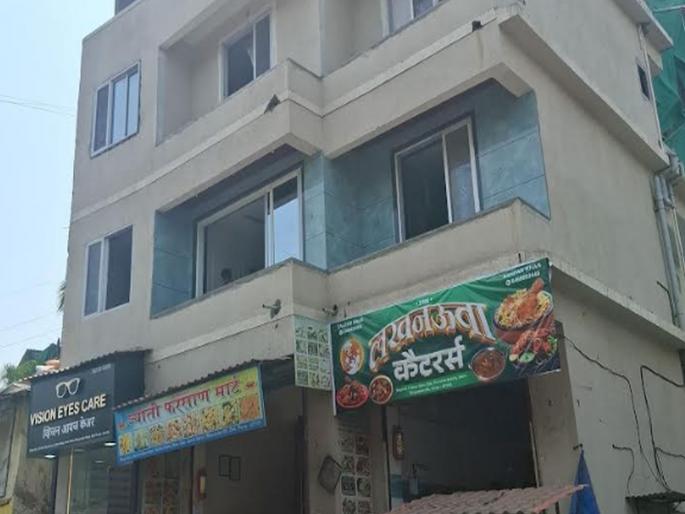No action taken by the municipality despite complaint about unauthorized building on Vardali road; Complainant in court | वर्दळीच्या रस्त्यावरील अनधिकृत इमारतीची तक्रार करूनदेखील पालिकेची कारवाई नाही; तक्रारदार कोर्टात