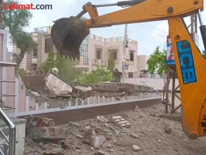 Crime against four people who threatened to take action against the house and caused the death of the house builder | घरावर कारवाईची धमकी देत खंडणी उकळणाऱ्या व घर बांधणाऱ्याच्या मृत्यूस कारणीभूत ठरलेल्या चौघांवर गुन्हा 