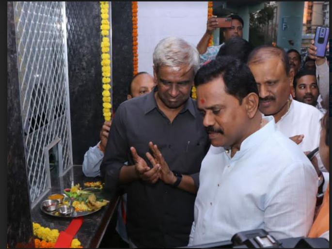 Mira Road: New ticket windows finally open near main entrance of Mira Road railway station | Mira Road: मीरारोड रेल्वे स्थानकाच्या मुख्य प्रवेशद्वाराजवळ अखेर नवीन तिकीट खिडक्या सुरू Mira Road: New ticket windows finally open near main entrance of Mira Road railway station | Mira Road: मीरारोड रेल्वे स्थानकाच्या मुख्य प्रवेशद्वाराजवळ अखेर नवीन तिकीट खिडक्या सुरू