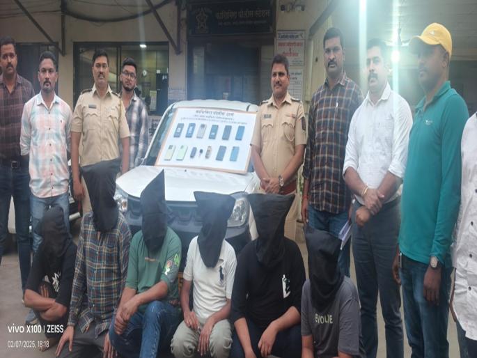 Gang arrested for stealing mobile phones of passengers boarding buses | बसमध्ये चढणाऱ्या प्रवाशांचे मोबाईल चोरणाऱ्या टोळीला अटक ; कारने येऊन मोबाईल चोरून पळायचे  Gang arrested for stealing mobile phones of passengers boarding buses | बसमध्ये चढणाऱ्या प्रवाशांचे मोबाईल चोरणाऱ्या टोळीला अटक ; कारने येऊन मोबाईल चोरून पळायचे