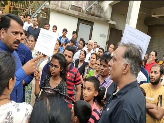 Residents Protest against MLA Mehta | आमदार मेहतांविरोधात रहिवाशांचा उद्रेक, निदर्शने करत केली घोषणाबाजी Residents Protest against MLA Mehta | आमदार मेहतांविरोधात रहिवाशांचा उद्रेक, निदर्शने करत केली घोषणाबाजी
