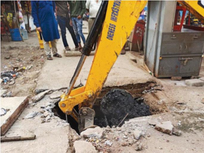 Sewage in Mira Road due to gutter stones and debris | मीरा रोडमध्ये गटारातील दगड, डेब्रिजमुळे तुंबले सांडपाणी Sewage in Mira Road due to gutter stones and debris | मीरा रोडमध्ये गटारातील दगड, डेब्रिजमुळे तुंबले सांडपाणी