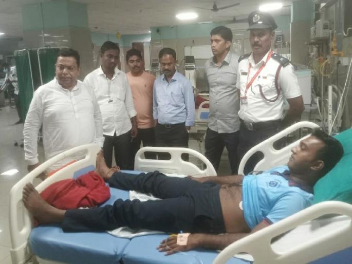 Snakebite to Firefighter; Snake bites even when gumbooted | अग्निशमन दलाच्या जवानास सर्पदंश; गमबूट असताना देखील चावला साप Snakebite to Firefighter; Snake bites even when gumbooted | अग्निशमन दलाच्या जवानास सर्पदंश; गमबूट असताना देखील चावला साप