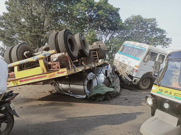 Driver injured in two heavy truck accident in Mirajat | मिरजेत दोन अवजड ट्रकच्या अपघातात चालक जखमी Driver injured in two heavy truck accident in Mirajat | मिरजेत दोन अवजड ट्रकच्या अपघातात चालक जखमी
