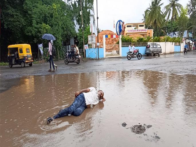 Protest by sleeping in a water filled pit in Miraj Sangli | Sangli: मिरजेत पाण्याने भरलेल्या खड्ड्यात झोपून आंदोलन, दोन दिवसांत रस्ते दुरुस्त झाले नाहीत तर.. Protest by sleeping in a water filled pit in Miraj Sangli | Sangli: मिरजेत पाण्याने भरलेल्या खड्ड्यात झोपून आंदोलन, दोन दिवसांत रस्ते दुरुस्त झाले नाहीत तर..