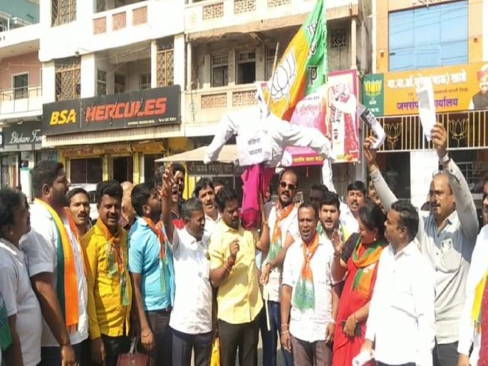 BJP workers protested against NCP leader Balasaheb Honmore accusing Guardian Minister Suresh Khade of low level criticism | मिरजेत भाजप-राष्ट्रवादीच्या नेत्यांमध्ये रंगली जुगलबंदी, पालकमंत्र्यांवरील आरोपानंतर भाजपकडून पुतळा दहन BJP workers protested against NCP leader Balasaheb Honmore accusing Guardian Minister Suresh Khade of low level criticism | मिरजेत भाजप-राष्ट्रवादीच्या नेत्यांमध्ये रंगली जुगलबंदी, पालकमंत्र्यांवरील आरोपानंतर भाजपकडून पुतळा दहन
