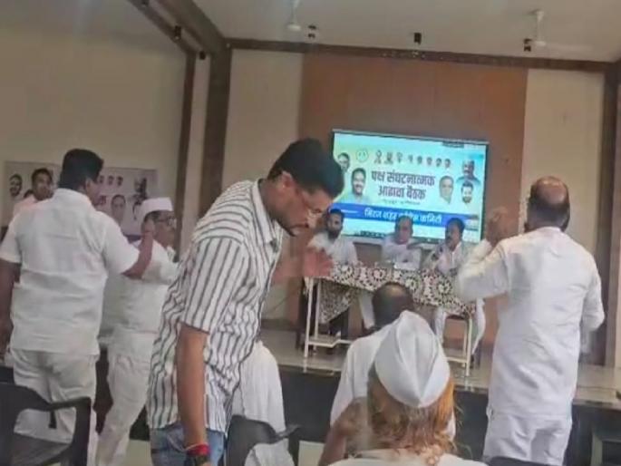 Argument between district president and mayor in Congress meeting in Miraj | Sangli: गद्दार म्हटले अन् वातावरण तापले; मिरजेत काँग्रेस बैठकीत जिल्हाध्यक्ष-शहराध्यक्षांत वादावादी  Argument between district president and mayor in Congress meeting in Miraj | Sangli: गद्दार म्हटले अन् वातावरण तापले; मिरजेत काँग्रेस बैठकीत जिल्हाध्यक्ष-शहराध्यक्षांत वादावादी