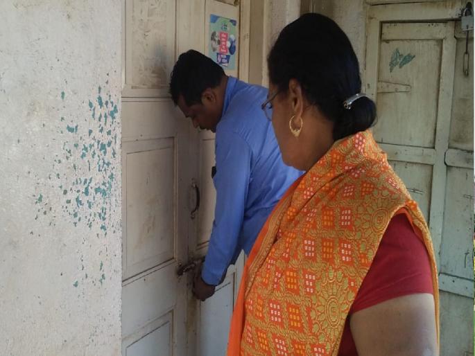 Angry farmer locks Dhawali gram panchayat office, incident in Miraj taluka | ऊसाला तोड येईना म्हणून सोसायटी, ग्रामपंचायतीलाच ठोकले टाळे; मिरज तालुक्यातील घटना Angry farmer locks Dhawali gram panchayat office, incident in Miraj taluka | ऊसाला तोड येईना म्हणून सोसायटी, ग्रामपंचायतीलाच ठोकले टाळे; मिरज तालुक्यातील घटना