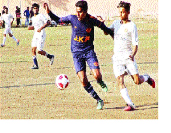 District Football Association's Senior Chain Championship begins - JKF's winning salute of the team | जिल्हा फुटबॉल संघटनेच्या वरिष्ठ साखळी स्पर्धेस प्रारंभ -जेकेएफ संघाची विजयी सलामी District Football Association's Senior Chain Championship begins - JKF's winning salute of the team | जिल्हा फुटबॉल संघटनेच्या वरिष्ठ साखळी स्पर्धेस प्रारंभ -जेकेएफ संघाची विजयी सलामी