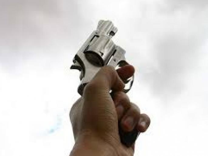 Firing in the air due to a fight between children in Miraj; One arrested | Sangli: मिरजेत मुलांच्या भांडणातून हवेत गोळीबार; एकास अटक Firing in the air due to a fight between children in Miraj; One arrested | Sangli: मिरजेत मुलांच्या भांडणातून हवेत गोळीबार; एकास अटक