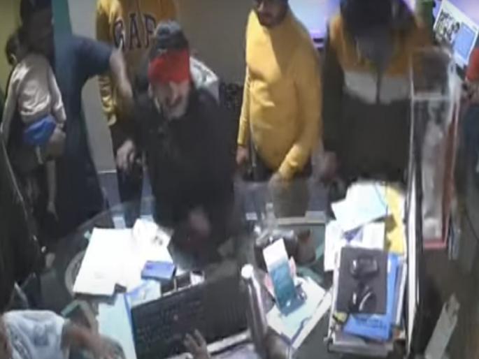 Hospital vandalized doctor beaten up after girl died in Miraj | Sangli: मिरजेत बालिका दगावल्याने रुग्णालयाची तोडफोड, डॉक्टरांना मारहाण; सात जणांवर गुन्हा दाखल Hospital vandalized doctor beaten up after girl died in Miraj | Sangli: मिरजेत बालिका दगावल्याने रुग्णालयाची तोडफोड, डॉक्टरांना मारहाण; सात जणांवर गुन्हा दाखल