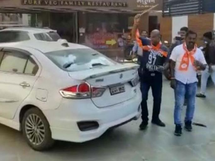 anger at the desecration of the statue of shivaji maharaj stones hurled at karnataka vehicles in miraj | शिवरायांच्या पुतळ्याच्या विटंबनेने संताप; कन्नड फलक फाडले, मिरजेत कर्नाटकच्या वाहनांवर दगडफेक anger at the desecration of the statue of shivaji maharaj stones hurled at karnataka vehicles in miraj | शिवरायांच्या पुतळ्याच्या विटंबनेने संताप; कन्नड फलक फाडले, मिरजेत कर्नाटकच्या वाहनांवर दगडफेक