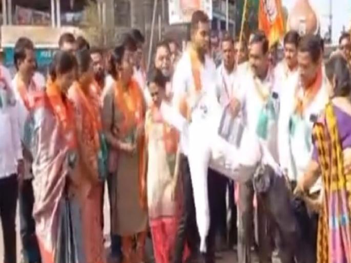 Effigy of Karnataka Minister Priyank Khargen burnt in Mirjet for making derogatory remarks about SwatantryaVeer Savarkar | सावरकरांविषयी अवमानकारक वक्तव्य: मिरजेत प्रियांक खर्गे यांच्याविरोधात निदर्शने, भाजप कार्यकर्ते-पोलिसांमध्ये झटापट Effigy of Karnataka Minister Priyank Khargen burnt in Mirjet for making derogatory remarks about SwatantryaVeer Savarkar | सावरकरांविषयी अवमानकारक वक्तव्य: मिरजेत प्रियांक खर्गे यांच्याविरोधात निदर्शने, भाजप कार्यकर्ते-पोलिसांमध्ये झटापट